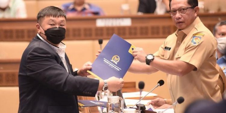 Rico Sia : Jangan Sampai Masyarakat PBD Keluarkan Mosi Tidak Percaya pada Pimpinan DPR RI