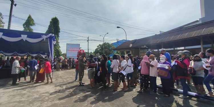 Hanya Rp100 Ribu, Warga Serbu Pasar Murah Pemkot