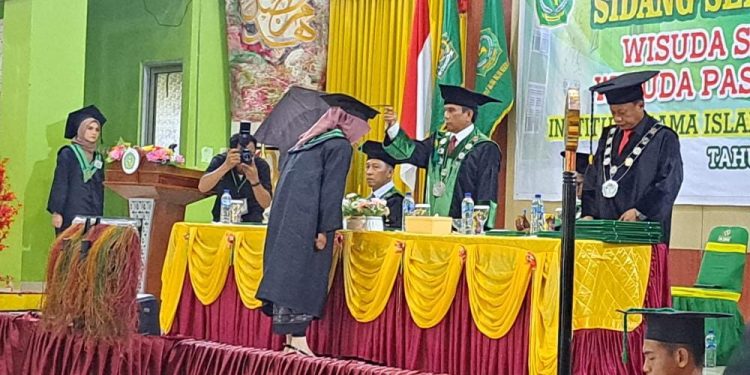 Kereen… Wisuda di IAIN Sorong Pakai 3 Bahasa
