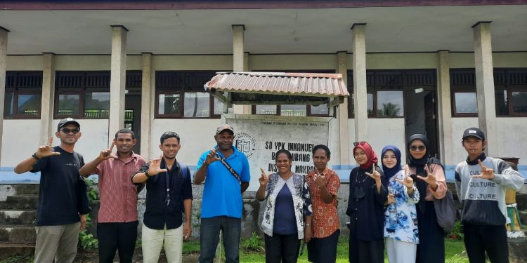 Gunakan Media Flashcard, Tim PMK Unimuda Sorong Berantas Buta Aksara
