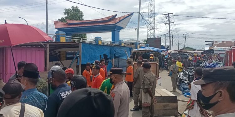 Bupati Pimpin Langsung Pembongkaran Lapak Pedagang di Pasar Wosi