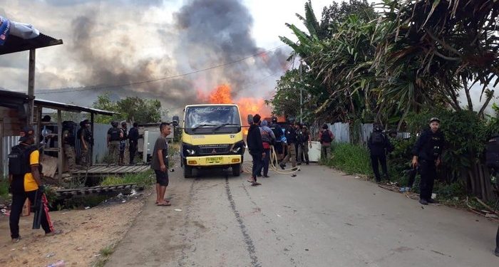 Kerusuhan Dogiyai, 102 Bangunan dan 32 Kendaraan Dibakar Massa
