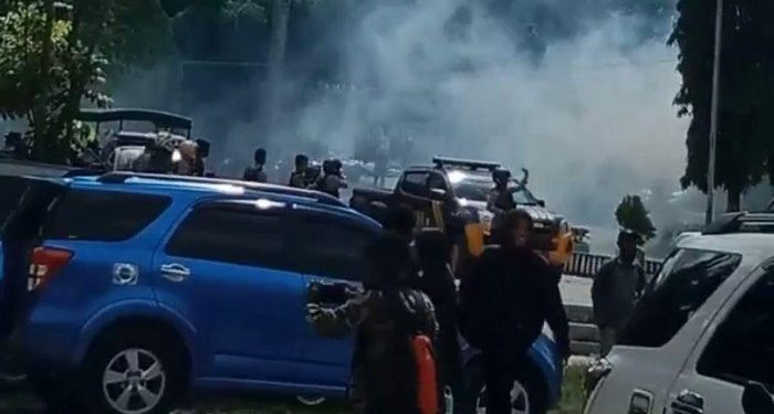Polisi-Massa di USTJ Jayapura Bentrok Saat Bintang Kejora Diturunkan