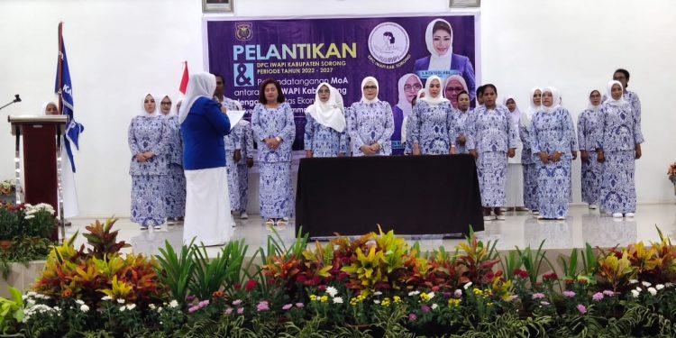 Ketua DPD IWAPI Papua Barat Dra. Ramla Alyafie melantik Pengurus DPC IWAPI Kabupaten Sorong, di Hotel Aquarius, Rabu (2/11).(AYU/ RADAR SORONG)