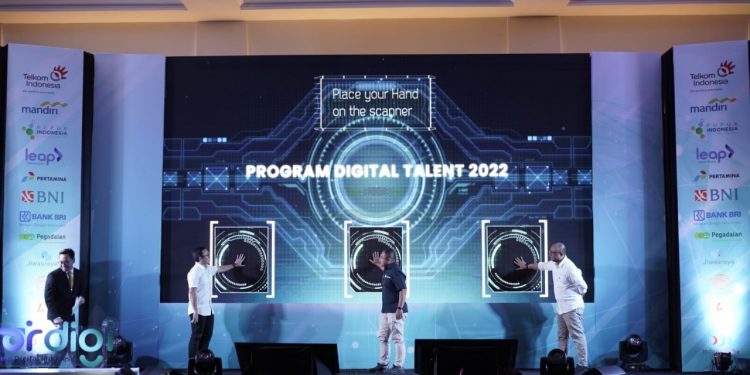 (Telkom for Radar Sorong) Kick Off Ceremony Program Digital Talent BUMN 2022 oleh Direktur Digital Business Telkom sekaligus Ketua Umum Fordigi Fajrin Rasyid (kedua dari kiri), Deputi Bidang SDM & TI KBUMN Tedi Bharata (tengah), dan Ketua Bidang I - Digital Capability Building Panji Winanteya Ruky (paling kanan). *