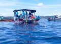 BAGUS WICAKSONO/RADAR SORONG Pemerintah bersama masyarakat serta pimpinan OPD dan Forkopimda melakukan pembersihan sampah di Teluk Sawaibu, Kamis (3/11)