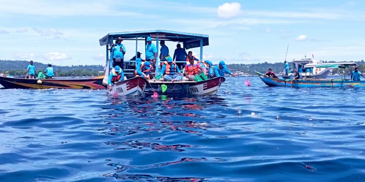 BAGUS WICAKSONO/RADAR SORONG Pemerintah bersama masyarakat serta pimpinan OPD dan Forkopimda melakukan pembersihan sampah di Teluk Sawaibu, Kamis (3/11)