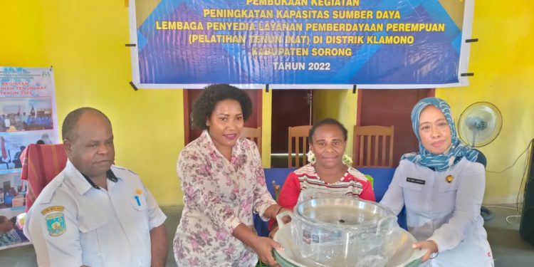 Tingkatkan Kemampuan Perempuan Moi Lewat Pelatihan Tenun Ikat