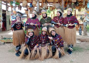 Tim senam PC IWSS Kabupaten Sorong dalam pose bersama di rumah etnik ada Papua , Aimas. Raih juara favorit.