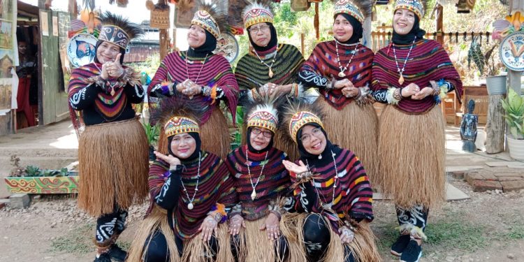 Tim senam PC IWSS Kabupaten Sorong dalam pose bersama di rumah etnik ada Papua , Aimas. Raih juara favorit.