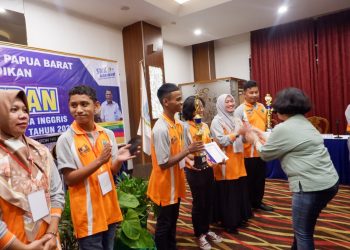 Lukas-Juen Bawa SMKN 2 Kaimana Juarai Lomba Debat Bahasa Inggris