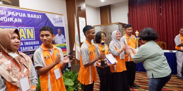 Lukas-Juen Bawa SMKN 2 Kaimana Juarai Lomba Debat Bahasa Inggris