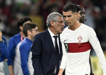 Figo Kecam Santos: Portugal Enggak Bisa Juara dengan Ronaldo di Bench!