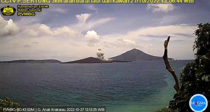Gunung Anak Krakatau 2 Kali Erupsi