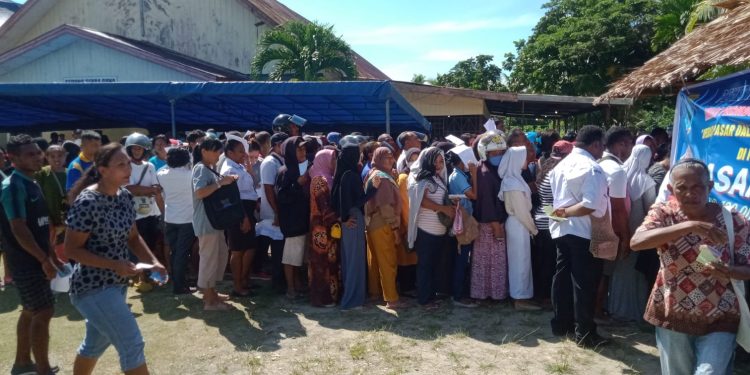 Berburu Bapok Murah, Warga Waisai Antre Panjang