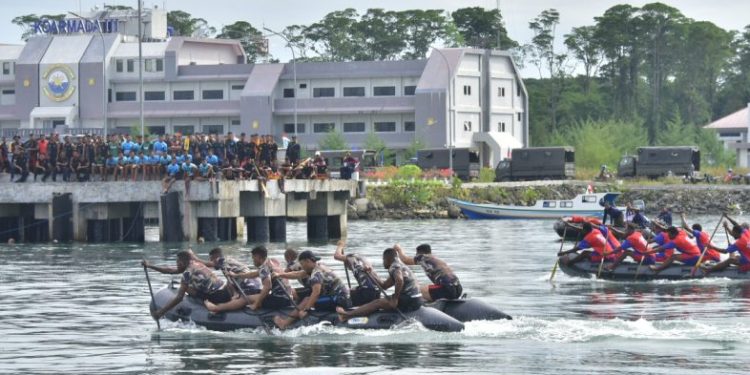 Lomba Dayung Perahu Karet Meriahkan Peringatan Hari Armada