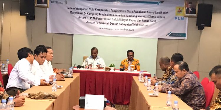 PLN dan Pemda Teluk Bintuni Salurkan Bantuan Pemakaian Listrik