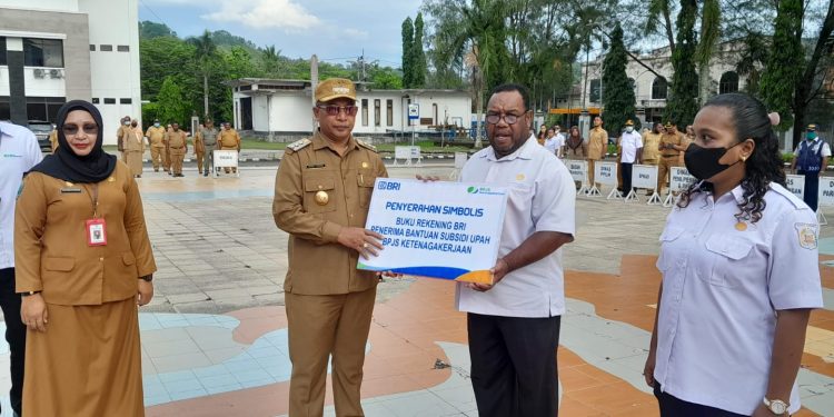 Honorer Pemkot Terima Buku Rekening Penerima Bantuan Subsidi Upah