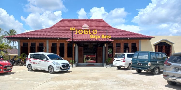 Makan di Joglo Gaya Baru Serasa di Kampung Halaman
