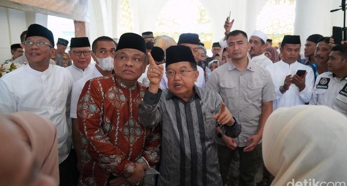 JK Geram Jalan Berlubang saat Pulkam ke Bone : Besok Saya Telepon Menteri PU