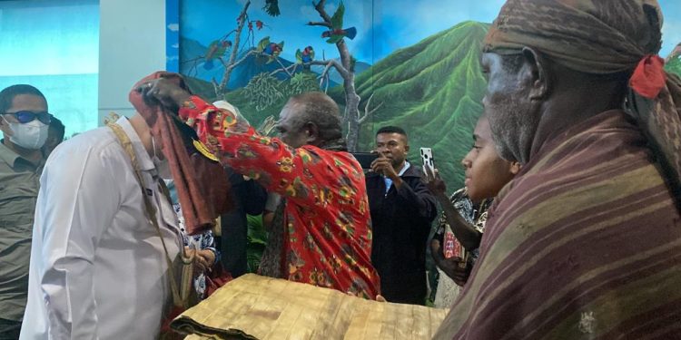Tiba di Sorong, Pj. Gubernur PBD Disambut dengan  Adat Malamoi