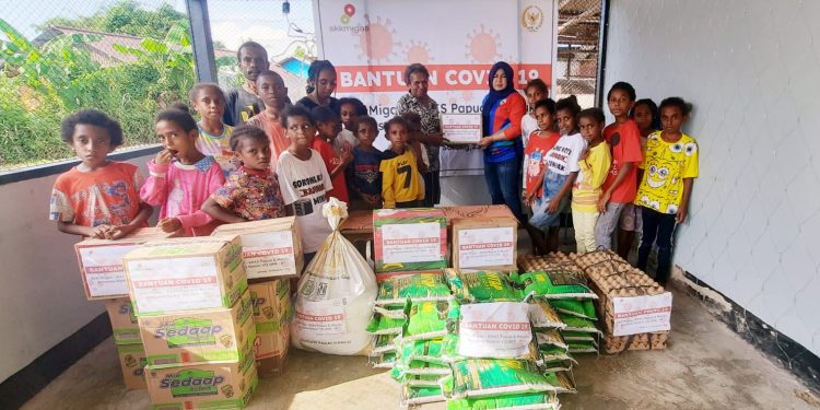Rico Sia Bagi Berkat ke Anak-anak Panti Asuhan