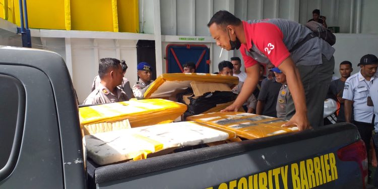 11 Coolbox berisi Miras Disita di Km. Kalabia