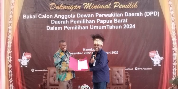 Maju DPD RI, Yance Samonsabra Antar 1.480 Dukungan ke KPU Papua Barat