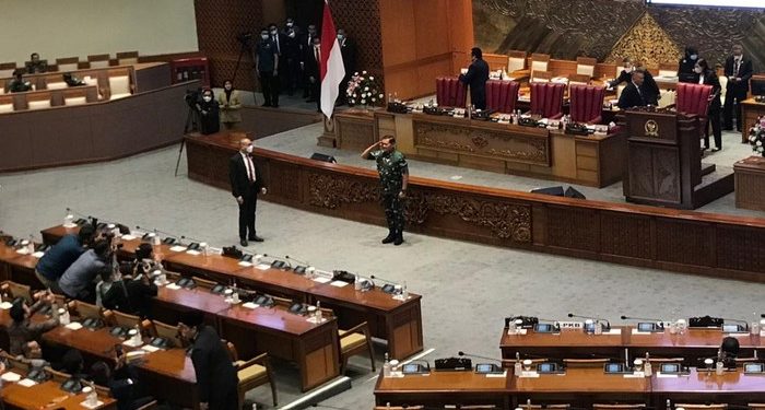 Disahkan Jadi Panglima TNI, Laksamana Yudo Hormat di Depan Anggota DPR