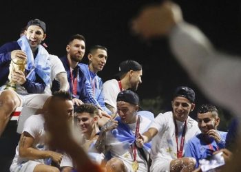 Momen Ngeri Pawai Juara Argentina, Messi Nyaris Tersangkut Kabel Listrik