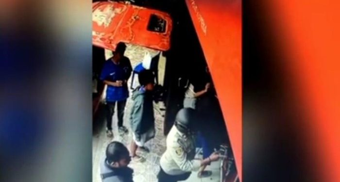 Cuek Lihat Wanita Dianiaya Sadis, Perwira Polisi Ditangkap Propam!