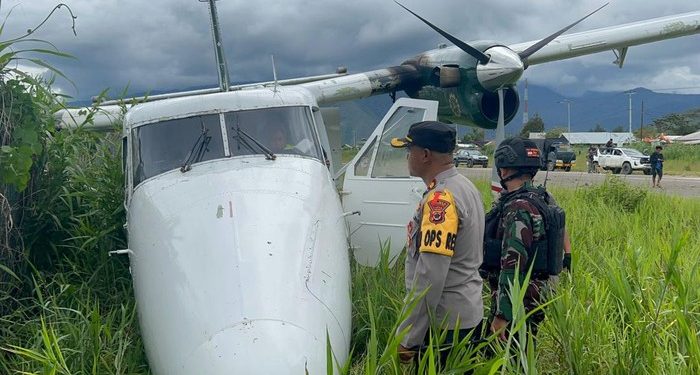 Diterpa Angin Kencang, Pesawat Rimbun Air Tergelincir di Bandara Moanemani