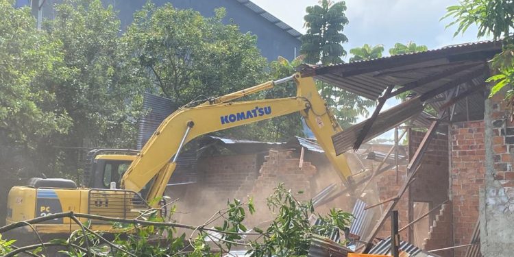 Eksekusi Lahan Samping Saga Mall Diwarnai Penolakan