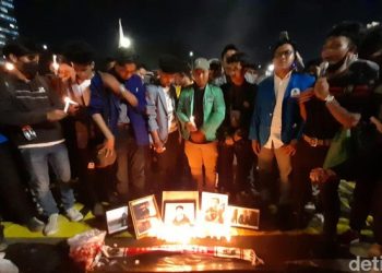 Nyalakan Lilin di DPR, Kenang 5 Mahasiswa Gugur Saat Tolak RKUHP