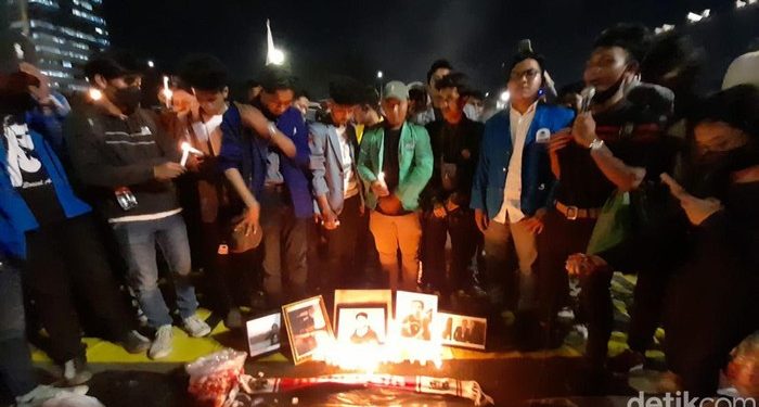 Nyalakan Lilin di DPR, Kenang 5 Mahasiswa Gugur Saat Tolak RKUHP