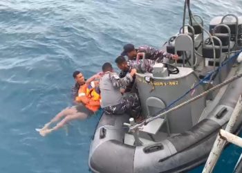 KRI Albakora-867 Evakuasi Korban Speedboat Tenggelam