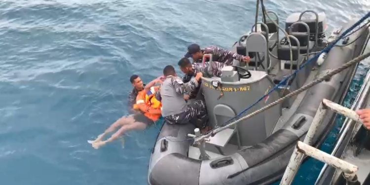 KRI Albakora-867 Evakuasi Korban Speedboat Tenggelam