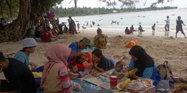 Libur Tahun Baru, Masyarakat Padati Wisata pantai Pasir Putih Manokwari