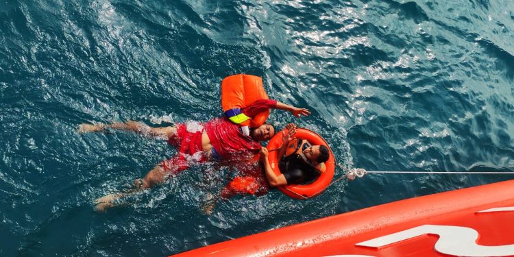 Dihantam Badai, LCT Ronnysa Tenggelam di Selat Sele