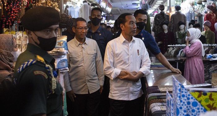 PPKM Berakhir, Jokowi Blusukan ke Tanah Abang Tanpa Masker
