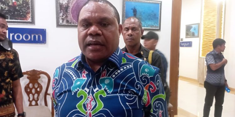 Bupati Manokwari Pastikan Pecat Pegawai yang Malas