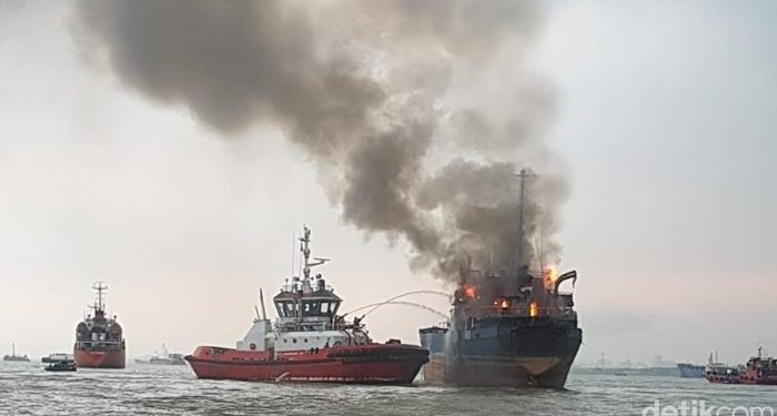 Kapal Kargo Terbakar Saat Antre Muat Semen di Perairan Gresik