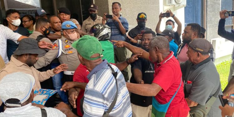 Unjuk Rasa Tolak Penunjukkan Plt Pejabat PBD