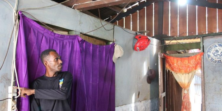 Donasi Karyawan PLN Bantu Listriki Rumah Orang Tidak Mampu