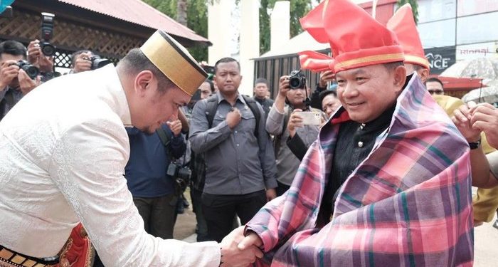 Dinilai Sosok Penengah, KSAD Dudung Diberi Gelar Adat Daeng Malewa di Gowa