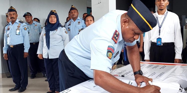 Wujudkan Transparansi Pelayanan, Kalapas Sorong Pimpin Pencanangan ZI
