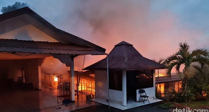 Ada Ledakan Saat Rumah Dinas Kapolda Papua Terbakar