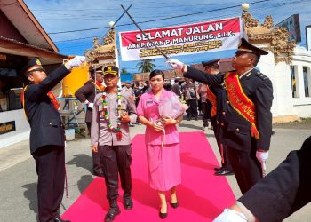 Tradisi Pedang Pora Sambut Kedatangan Kapolres Sorong