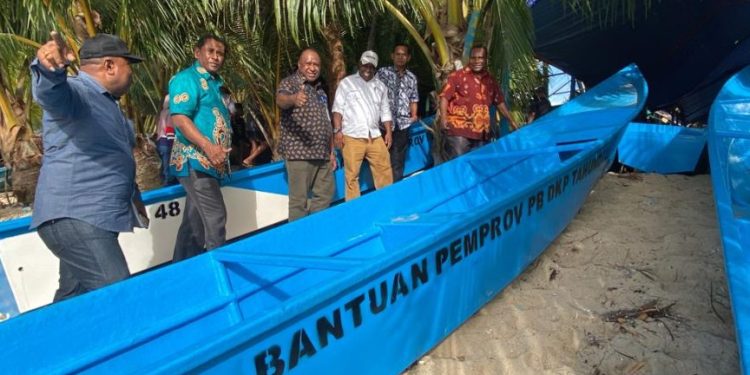 Pj Sekda Papua Barat Serahkan 92 Perahu dan Motor Tempel