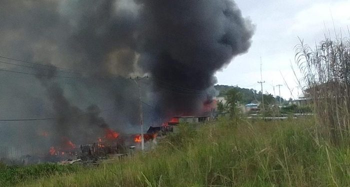 Penembakan Picu Kericuhan, Massa Bakar Kios-Sopir Ditikam